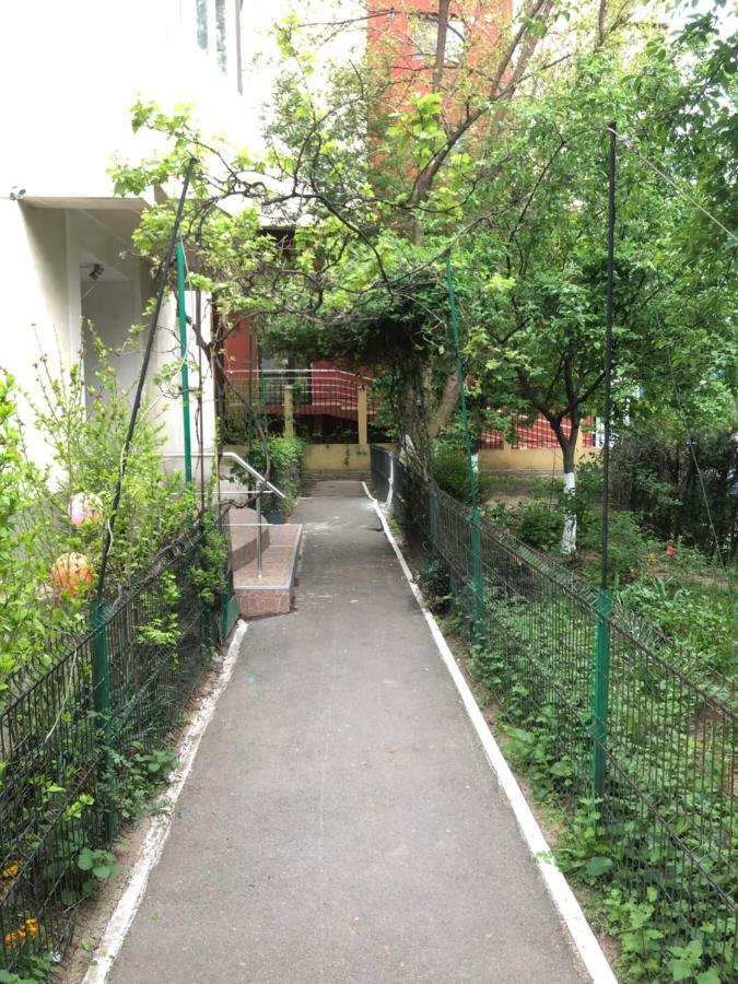 Green Apartment With Terrace 12 Bucharest Exterior photo